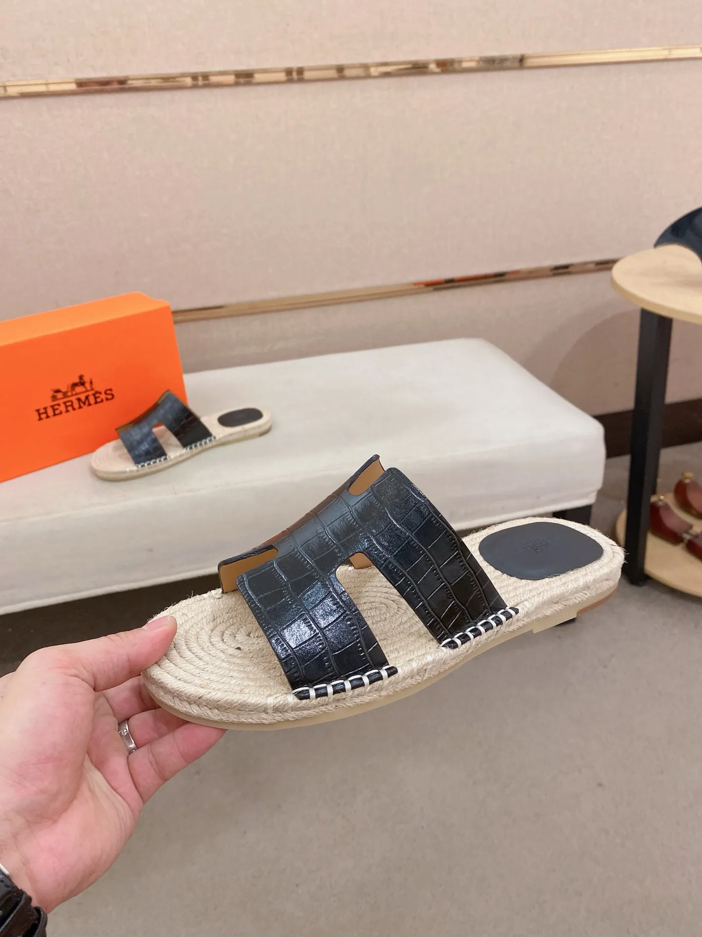 Factory price: 340💰high-end version. "HERMES" Hermès 💁♂️Men's casual slippers, compare the quality at the counter🧚🏿♂️ The upper is made of cowhide leather 🐊crocodile pattern workmanship, purely hand-drawn, raw rubber breathable and non-slip outsole, the inner is breathable and comfortable lambskin, the density is 100% comfortable, the original rubber outsole is wear-resistant and has a code number of 38-44. Can be customized 45-46-47💥🏆